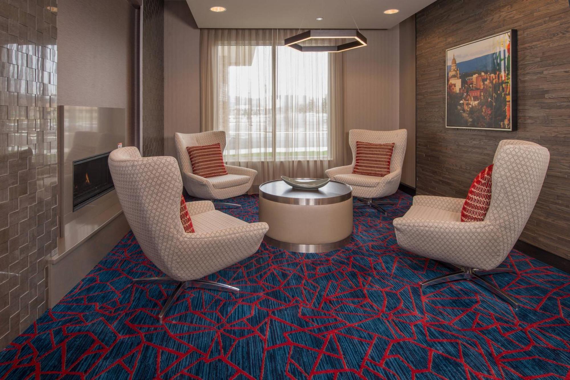 Towneplace Suites By Marriott Altoona Exterior photo